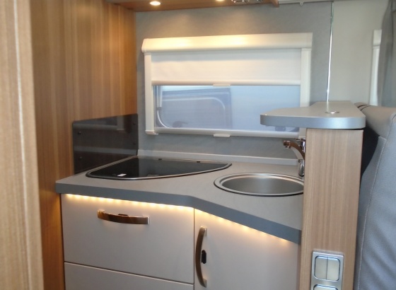 Weinsberg CaraSuite 700 ME Lakóautó - Konyha