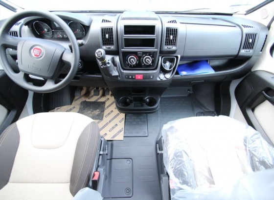 Weinsberg Carabus 630 ME Lakóautó - Műszerfal