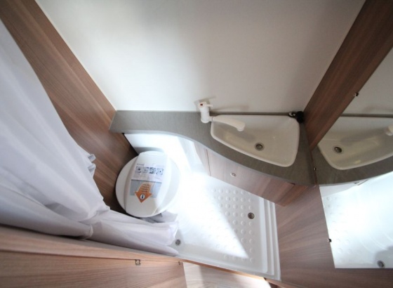 Weinsberg Carabus 630 ME Lakóautó - Fürdő, Mosdó